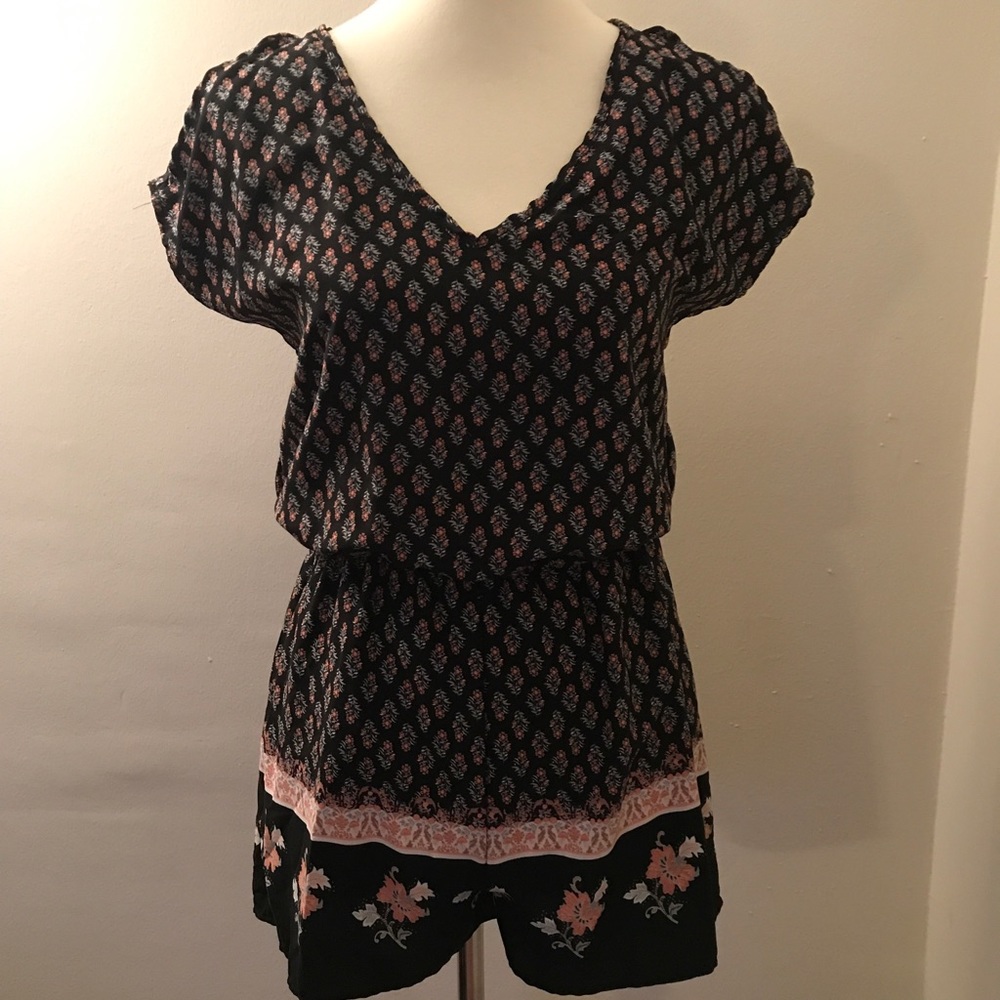 🍍🍍Soprano Cold Shoulder Romper sz XS🍍🍍